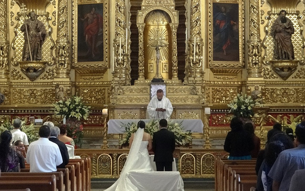 Pareja de novios saliendo de la Iglesia de Santo Domingo en Oaxaca