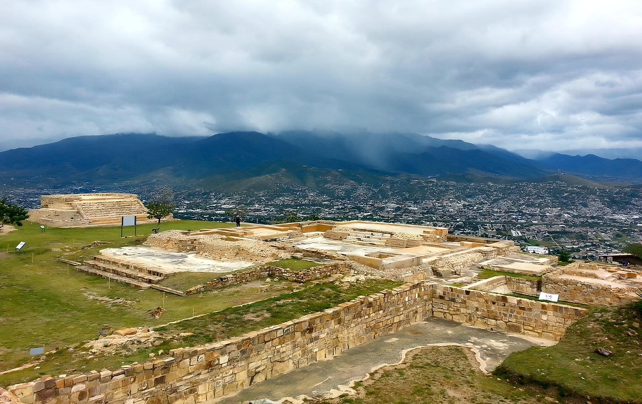 圣何塞莫戈特遗址航拍景观，台基与平台在山脊上清晰可见
