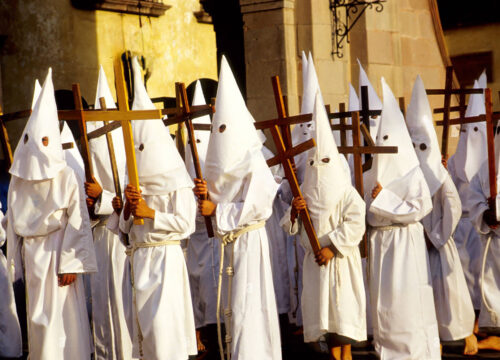 ¿Cuál es el significado de las capuchas puntiagudas (capriotes) que se usan en la Procesión del Silencio en Oaxaca?