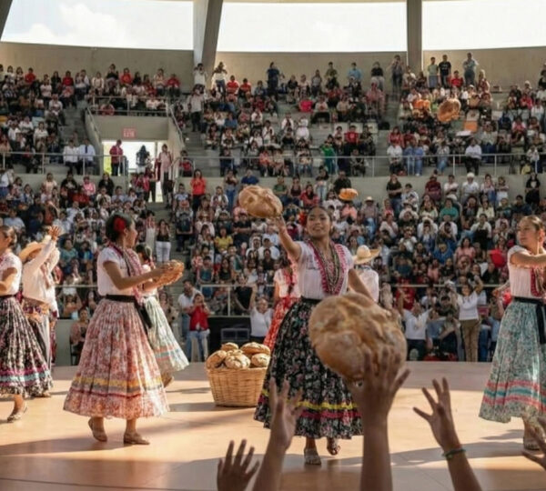 Do they throw gifts to everyone during the Guelaguetza in Oaxaca?