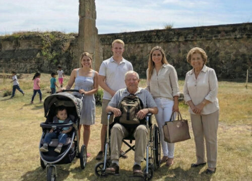 ¿Es accesible Monte Albán para familias con niños pequeños, adultos mayores o visitantes con dificultades de movilidad?