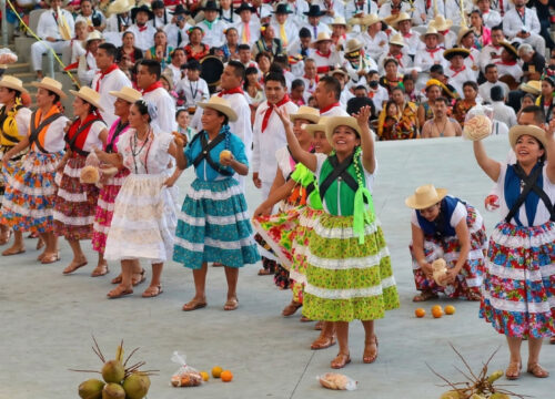 Etiqueta para lanzar regalos en la Guelaguetza 2026: qué llevar y cómo participar con respeto