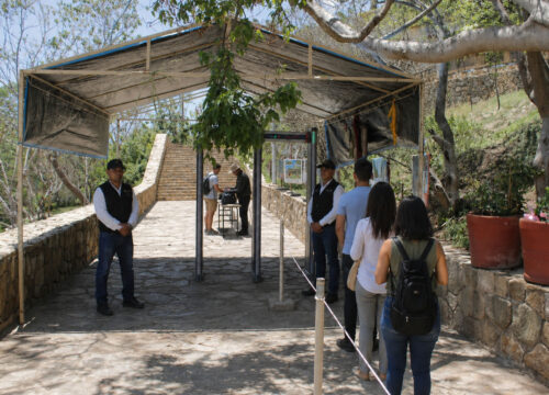 Revisiones de seguridad en Monte Albán: inspección de bolsas, detectores de metales y nuevas medidas tras el tiroteo en Teotihuacan