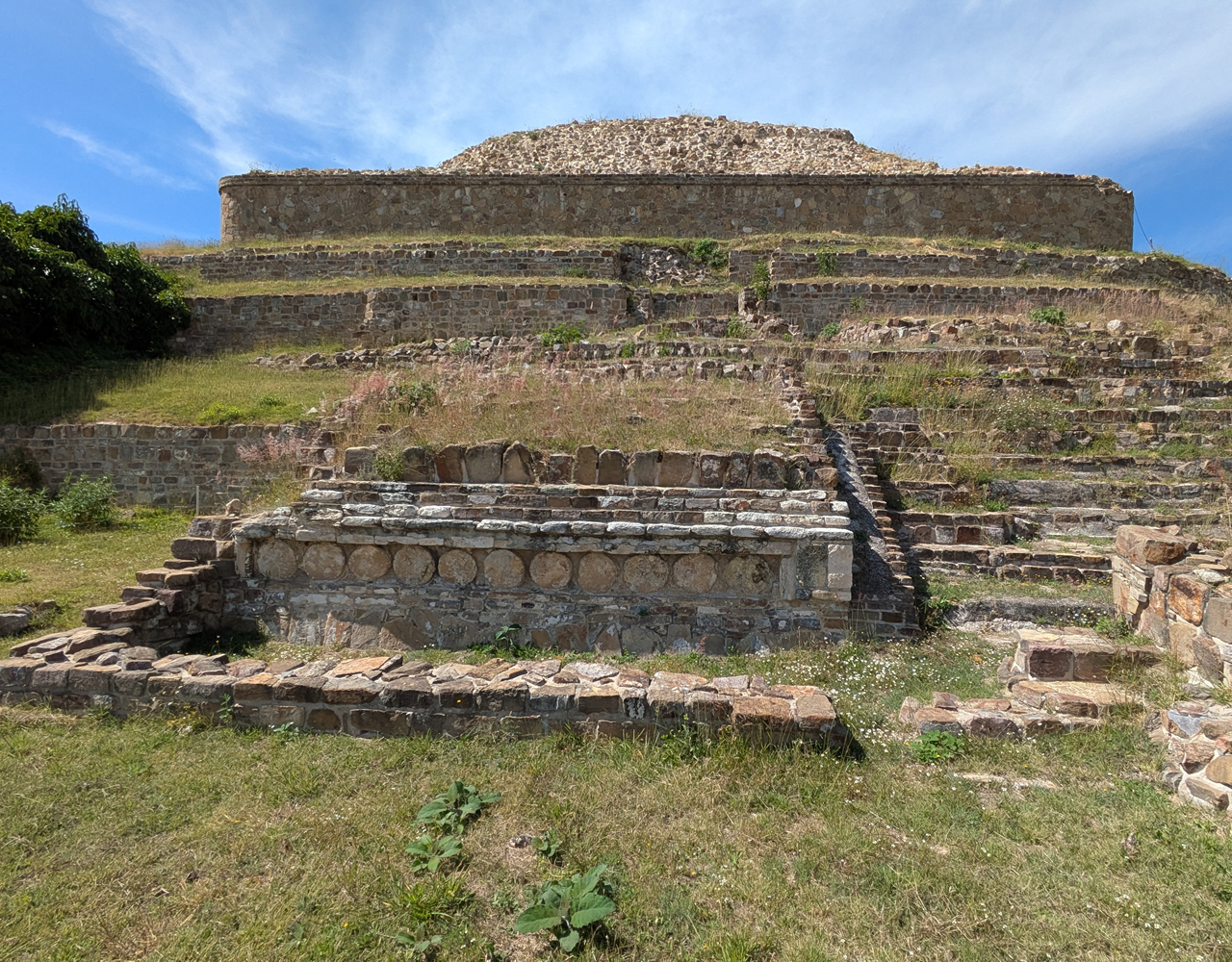 Ruinas de Monte Albán con pirámides y vistas