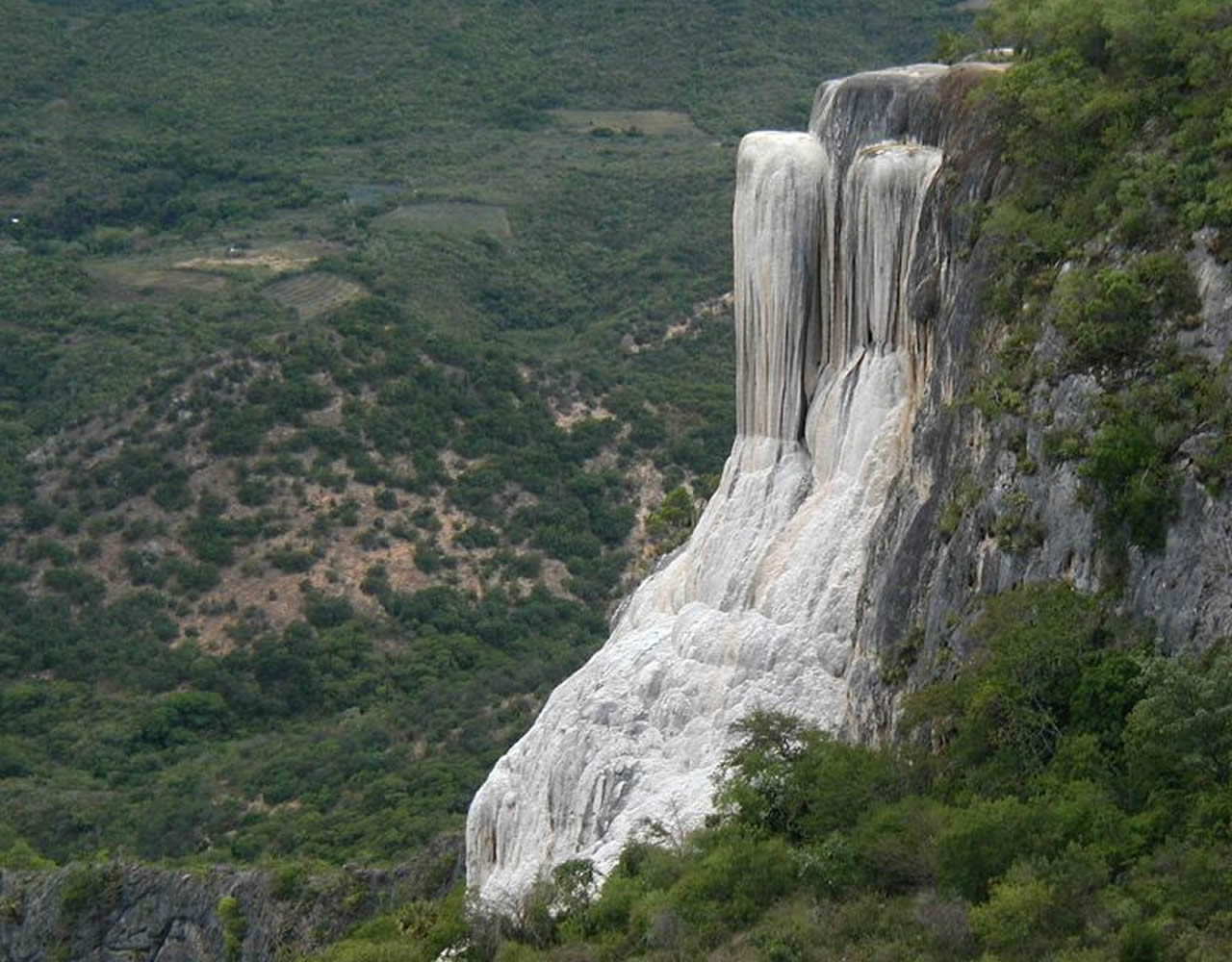 Cascadas petrificadas y pozas naturales en Hierve el Agua