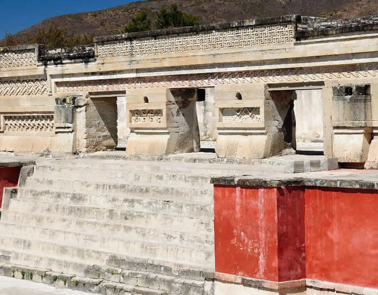 Intrincados mosaicos geométricos de piedra en la zona arqueológica de Mitla