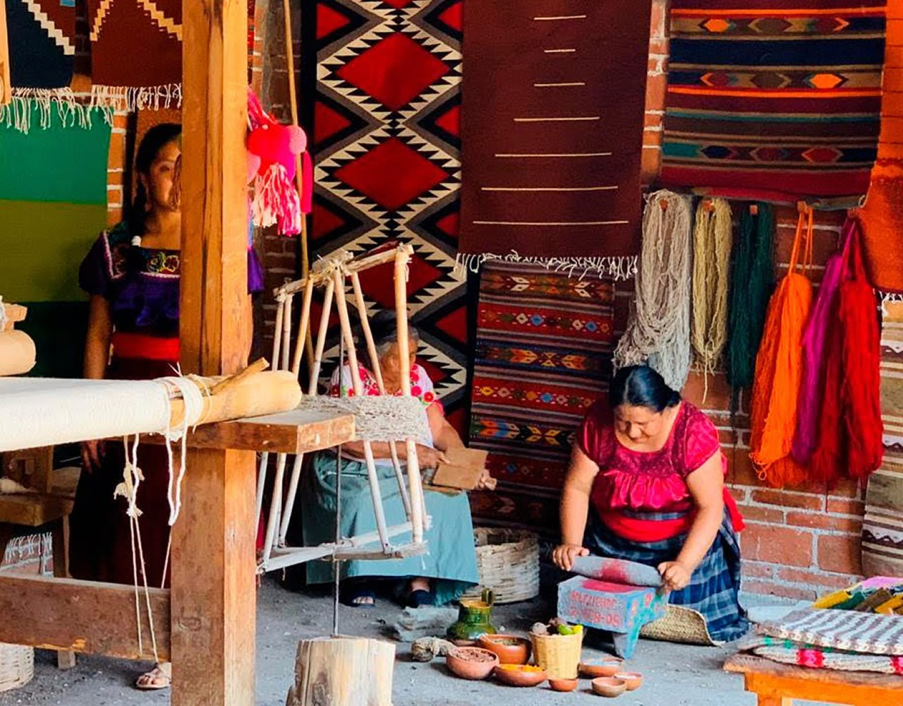 Tapetes y textiles coloridos tejidos en el mercado de Teotitlán del Valle