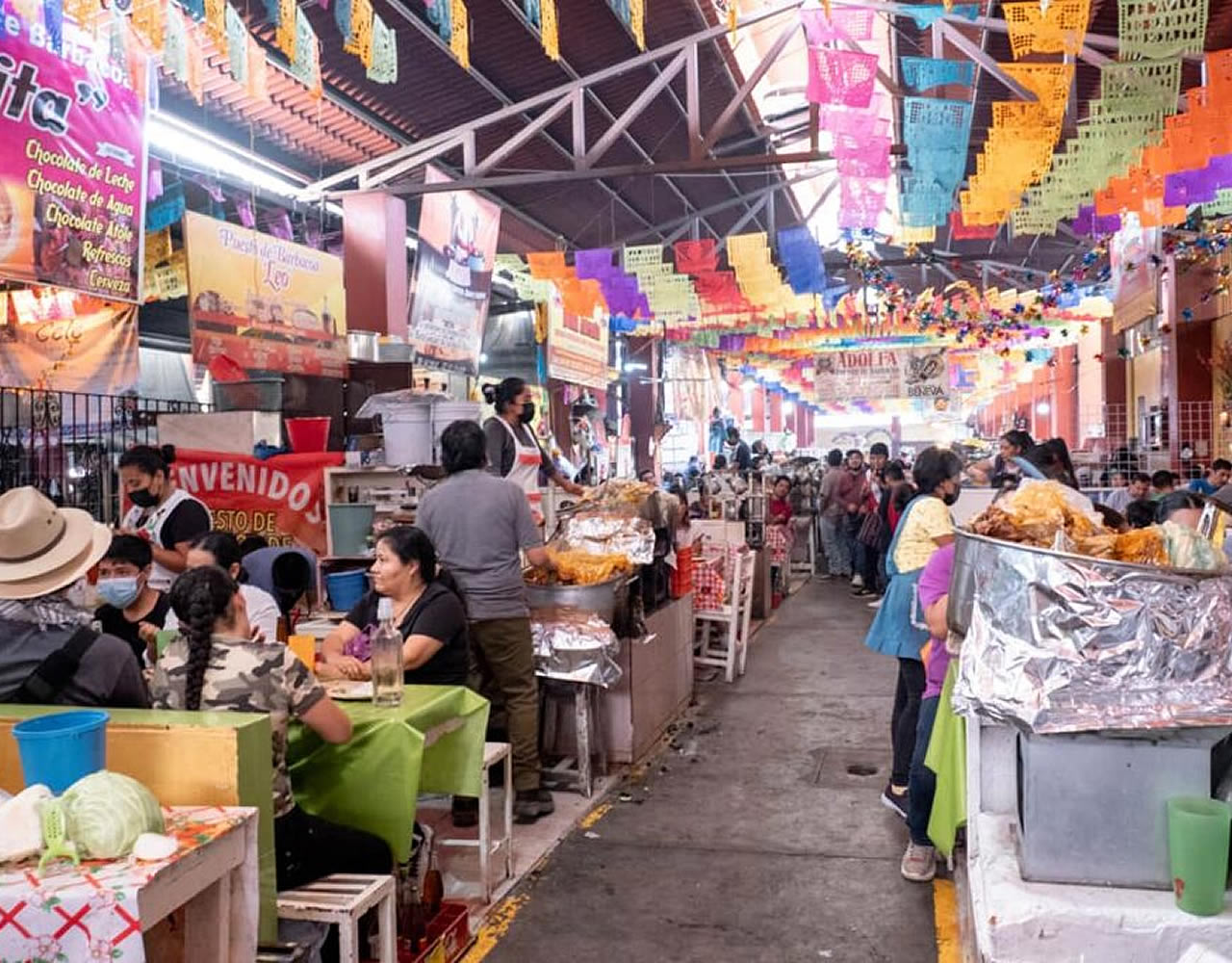 Colorido mercado dominical de Tlacolula con textiles y vendedores