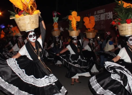 Comparsas ou muerteadas : comprendre les défilés du Día de Muertos à Oaxaca